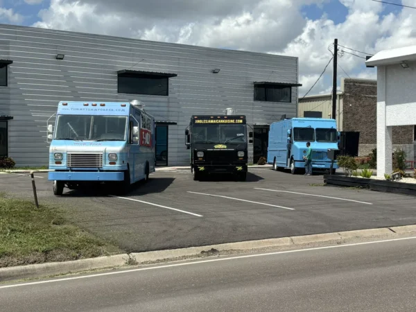 THIS IS A 22 FOOT KITCHEN FOOD TRUCK FOR 2025 custom build 956-890-5400