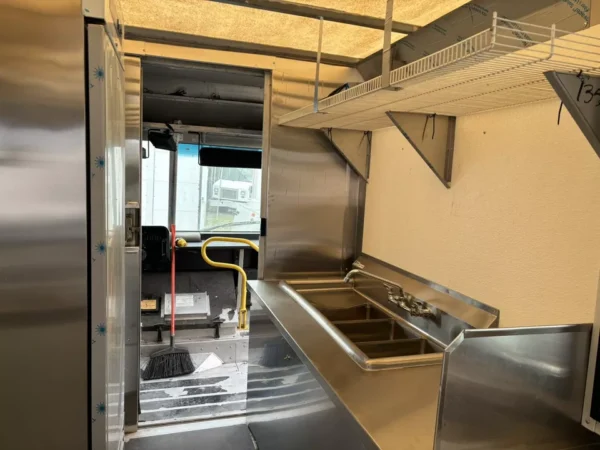 THIS IS A 22 FOOT KITCHEN FOOD TRUCK FOR 2025 custom build 956-890-5400 - Image 3