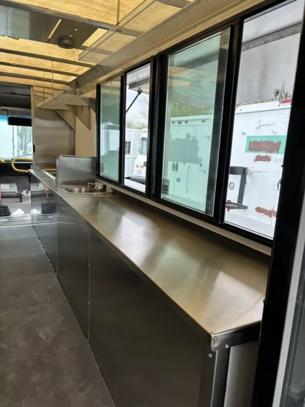THIS IS A 22 FOOT KITCHEN FOOD TRUCK FOR 2025 custom build 956-890-5400 - Image 2